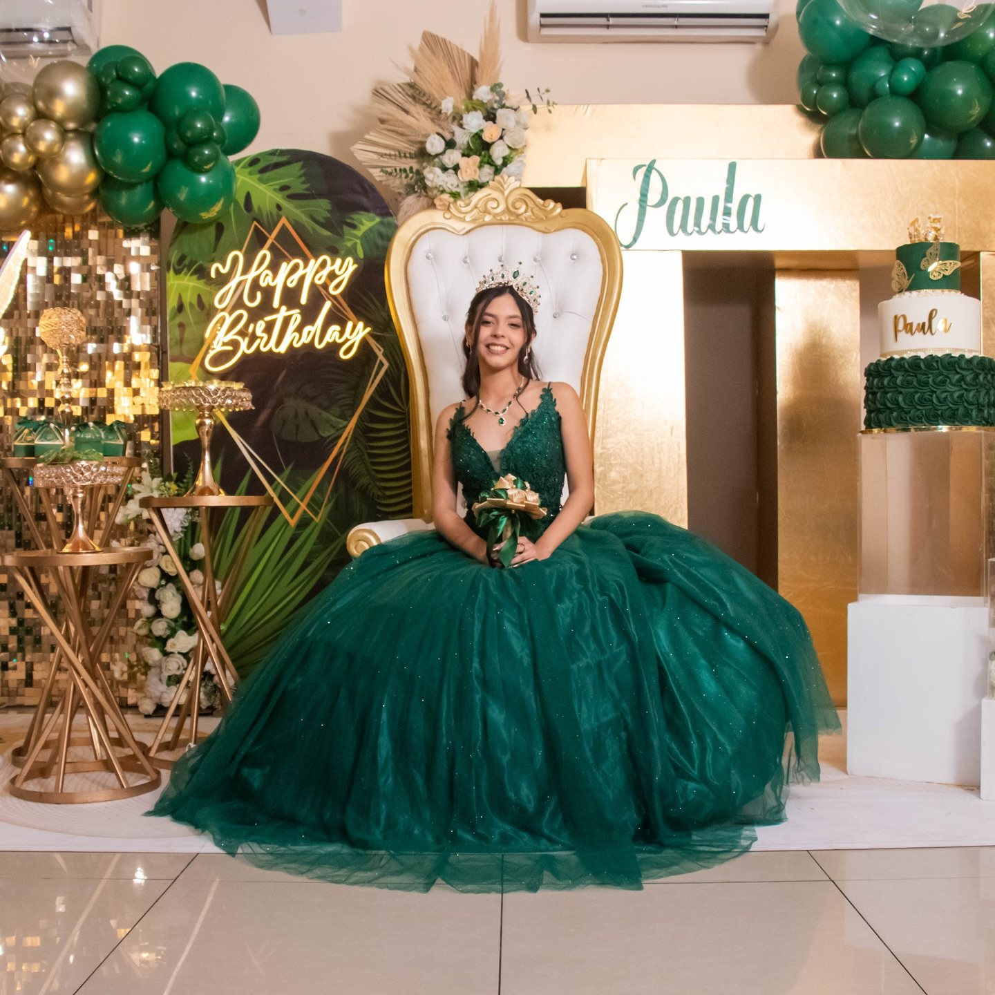 Quinceañera en su trono
