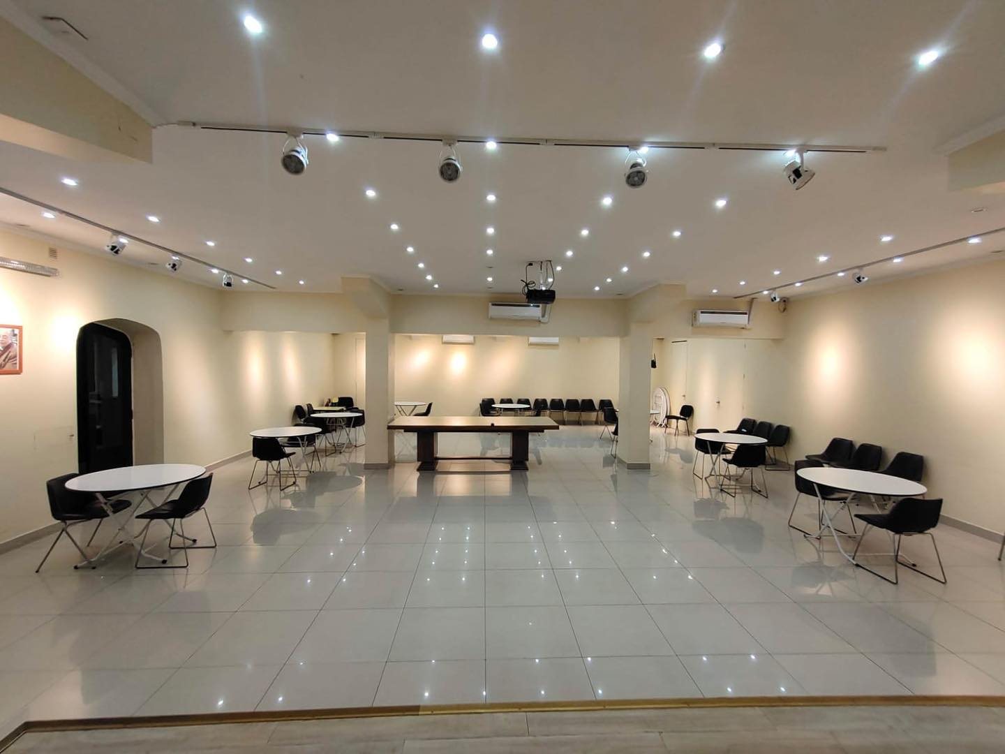 Salón con montaje corporativo