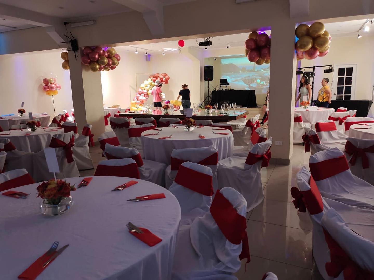 Montaje de salón con mesas y globos